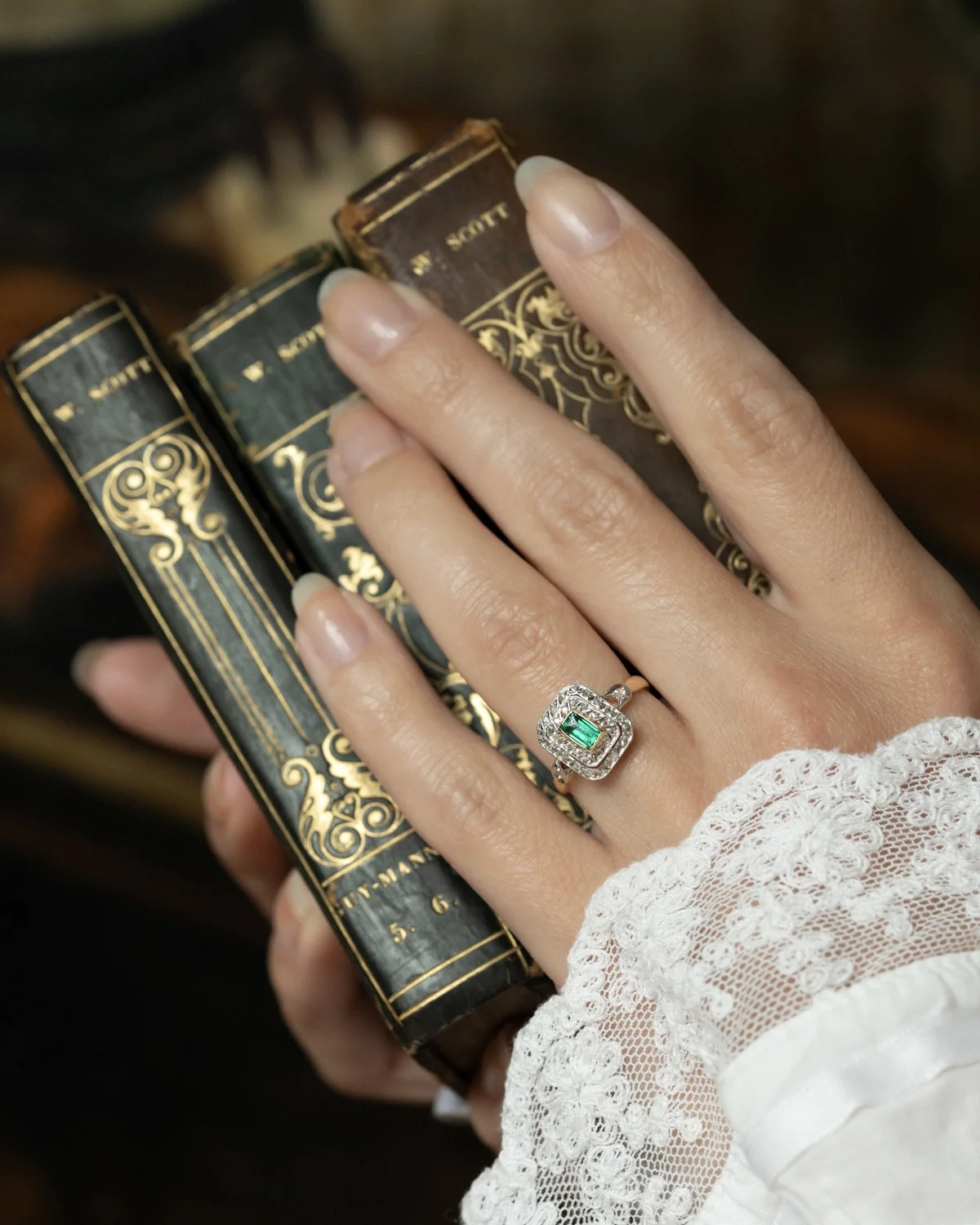 LA ANYA, sublime bague octogonale Art Déco (circa 1920) en or 18 carats deux tons, émeraude & double entourage de diamants 💫
