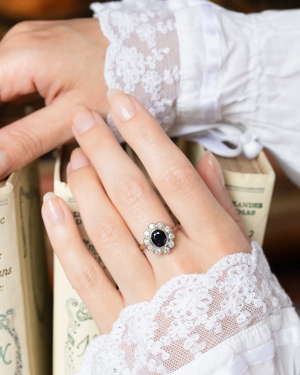 LA COLOMBE, sublime et envoûtante bague Marguerite ancienne (circa 1950) en or 18 carats, saphir en serti clos & diamants scintillants en serti festonné 💫