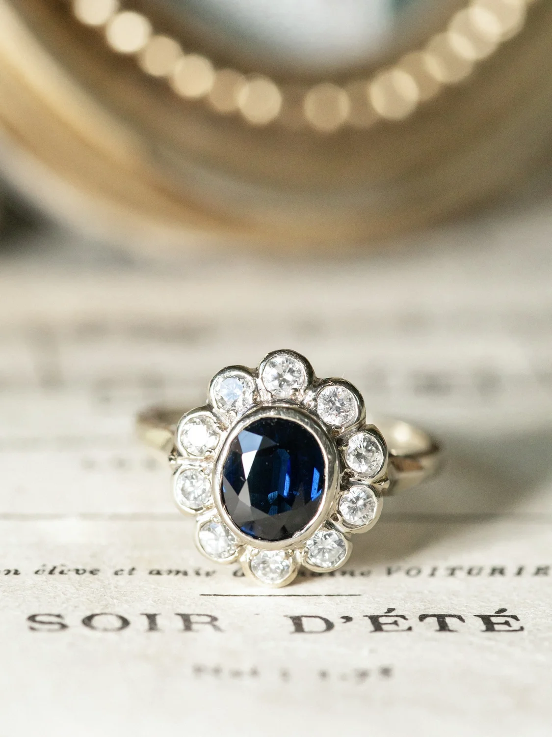 LA COLOMBE, sublime et envoûtante bague Marguerite ancienne (circa 1950) en or 18 carats, saphir en serti clos & diamants scintillants en serti festonné 💫