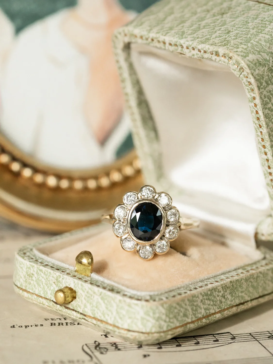 LA COLOMBE, sublime et envoûtante bague Marguerite ancienne (circa 1950) en or 18 carats, saphir en serti clos & diamants scintillants en serti festonné 💫