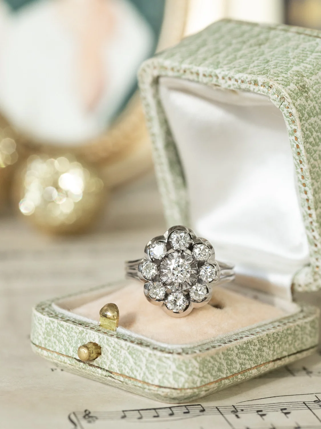 LA HERMINE, merveilleuse bague Marguerite (circa 1955) en or blanc 18 carats & diamants taille brillant étincelants