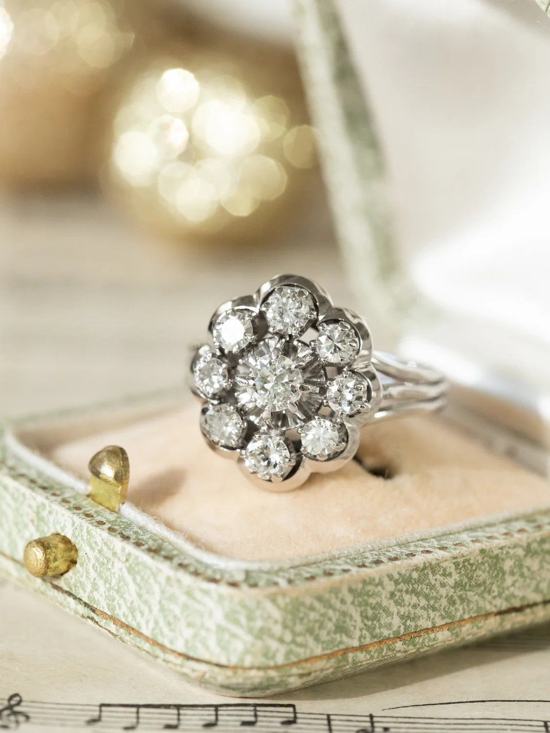 LA HERMINE, merveilleuse bague Marguerite (circa 1955) en or blanc 18 carats & diamants taille brillant étincelants