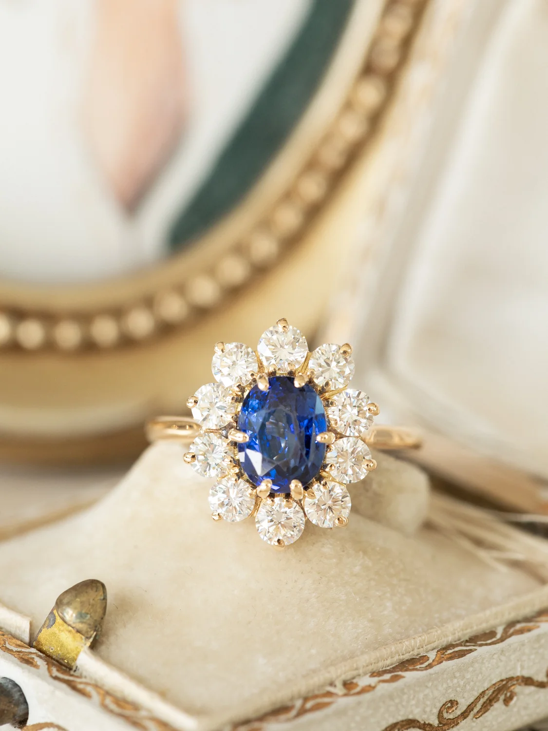 LA GISÈLE, merveilleuse bague Marguerite vintage en or 18 carats, saphir (probablement Ceylan) de 1,8 ct & diamants taille brillant étincelants 