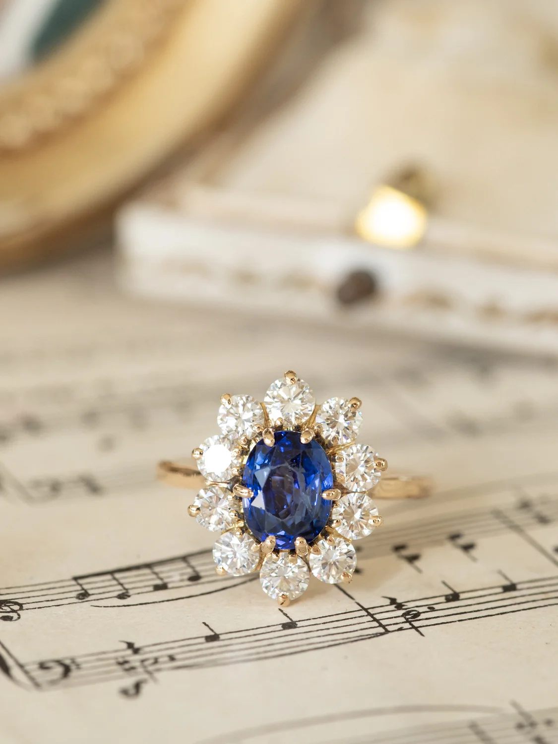 LA GISÈLE, merveilleuse bague Marguerite vintage en or 18 carats, saphir (probablement Ceylan) de 1,8 ct & diamants taille brillant étincelants 