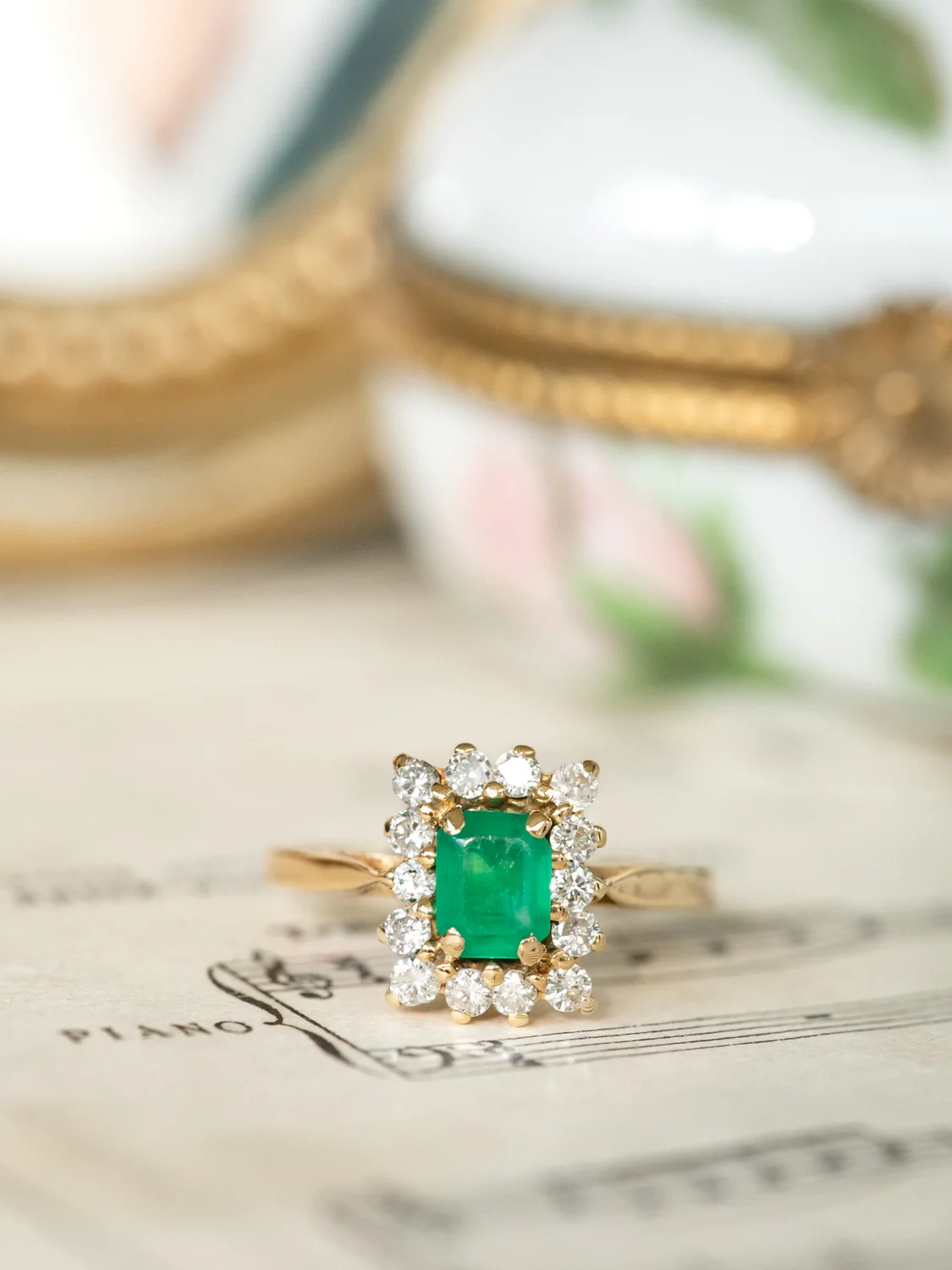 LA LUCIA, magnifique bague vintage en or 18 carats, émeraude et halo de diamants scintillants 💫
