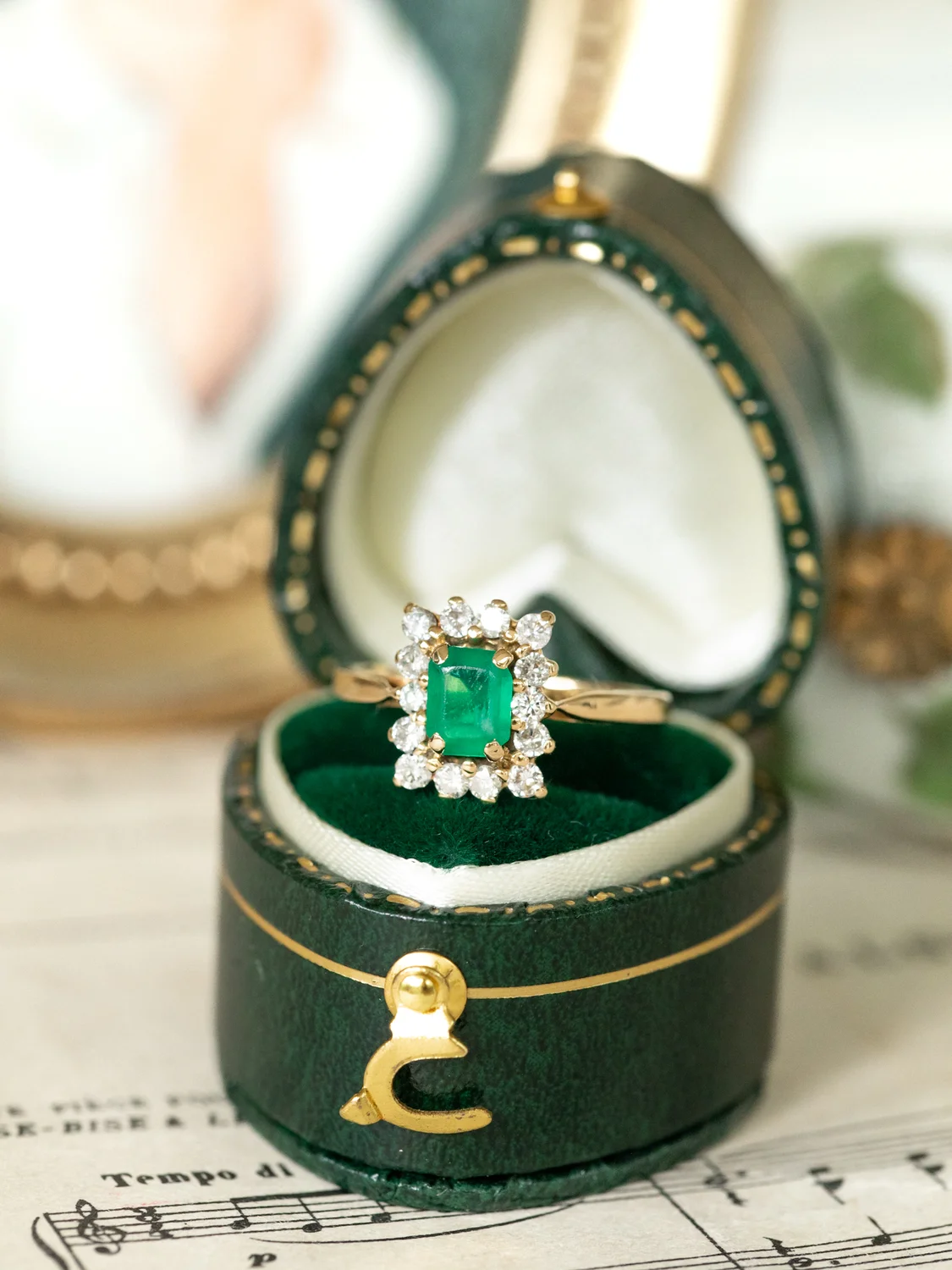LA LUCIA, magnifique bague vintage en or 18 carats, émeraude et halo de diamants scintillants 💫