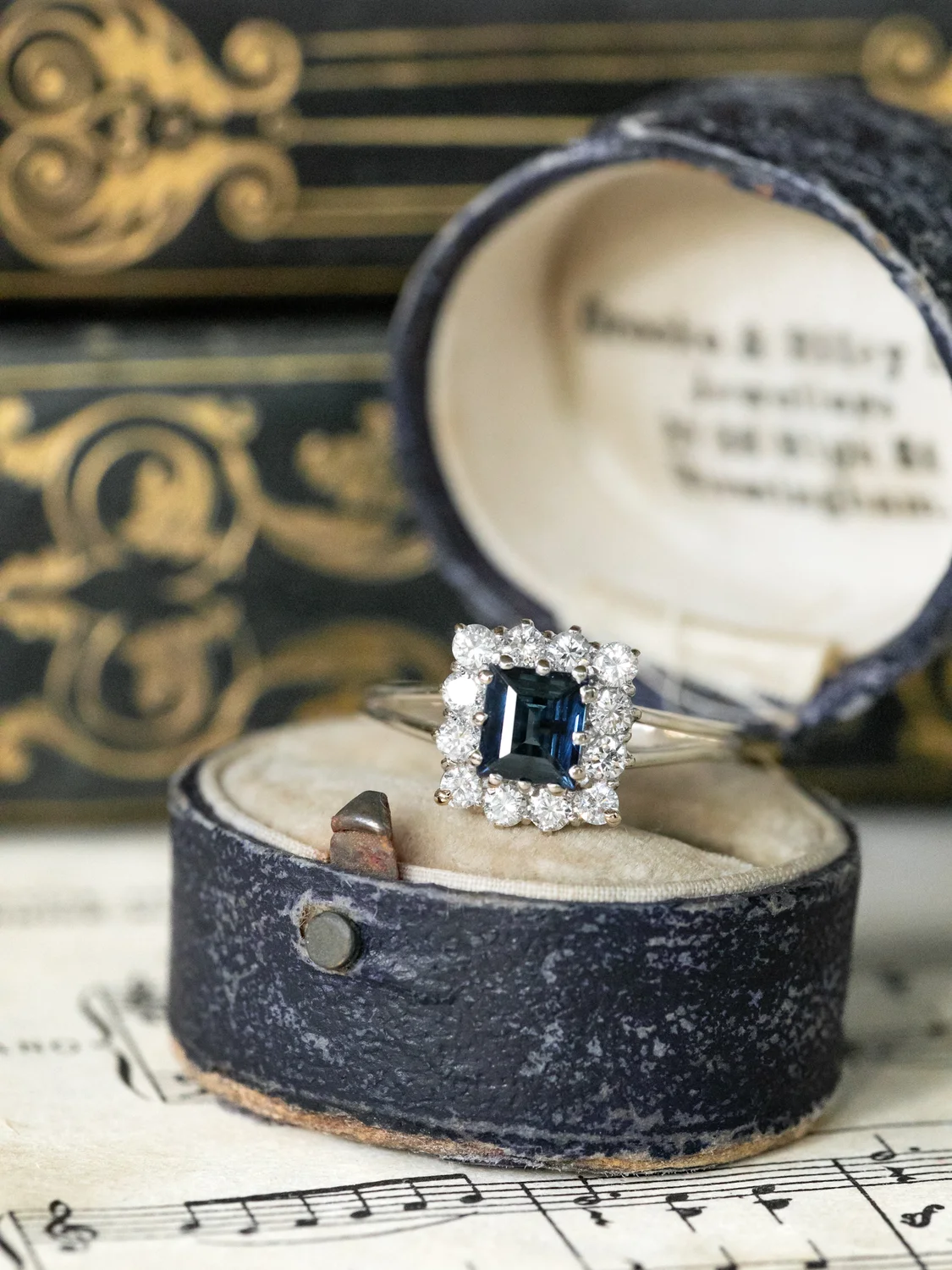 LA ANGÈLE, sublime bague carrée vintage en or blanc 18 carats, saphir & halo de diamants étincelants ✨