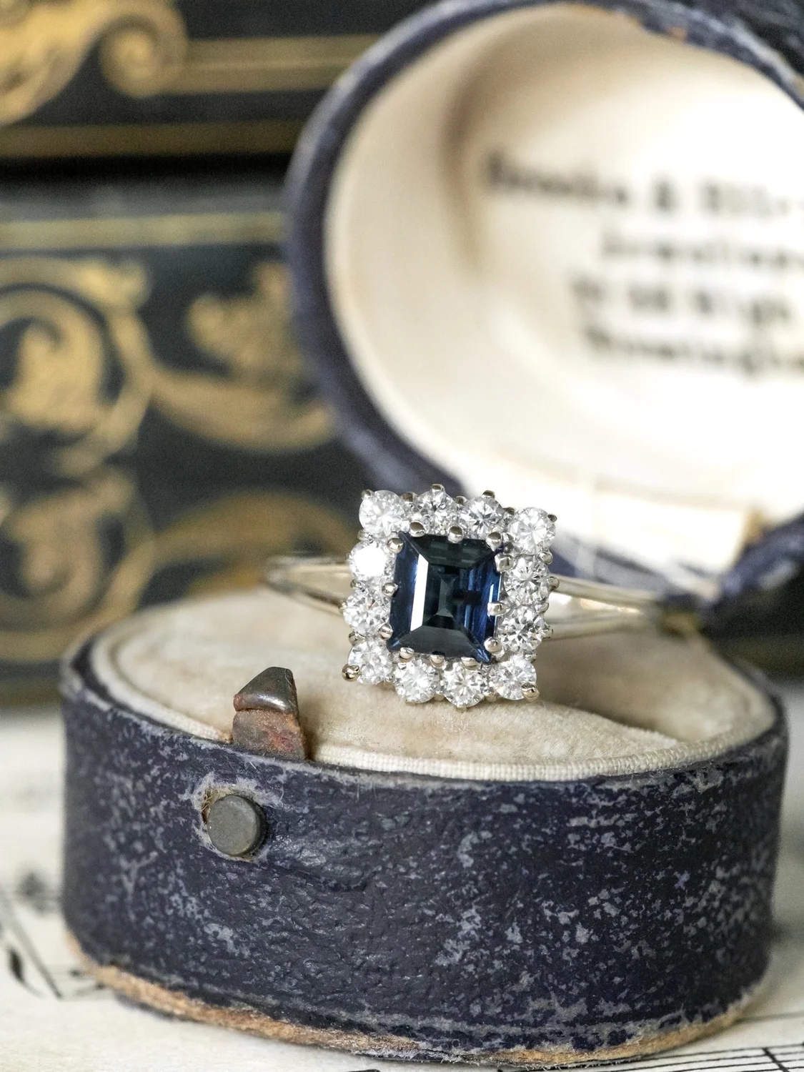 LA ANGÈLE, sublime bague carrée vintage en or blanc 18 carats, saphir & halo de diamants étincelants ✨