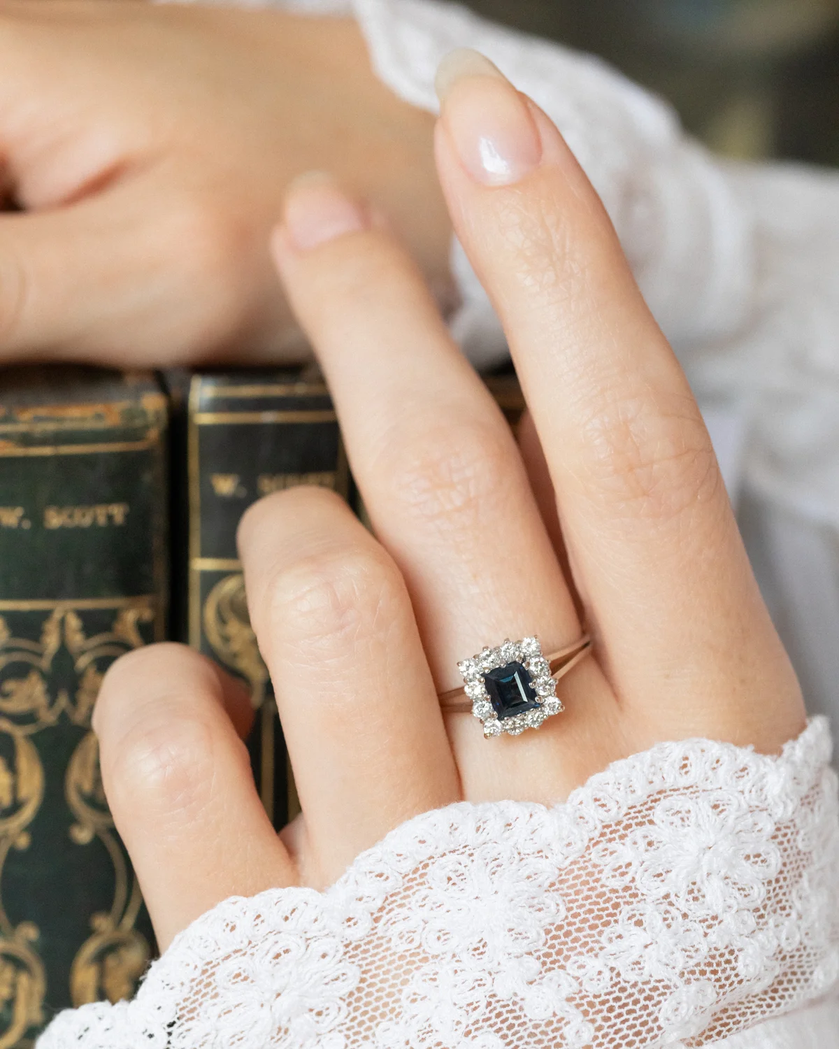 LA ANGÈLE, sublime bague carrée vintage en or blanc 18 carats, saphir & halo de diamants étincelants ✨