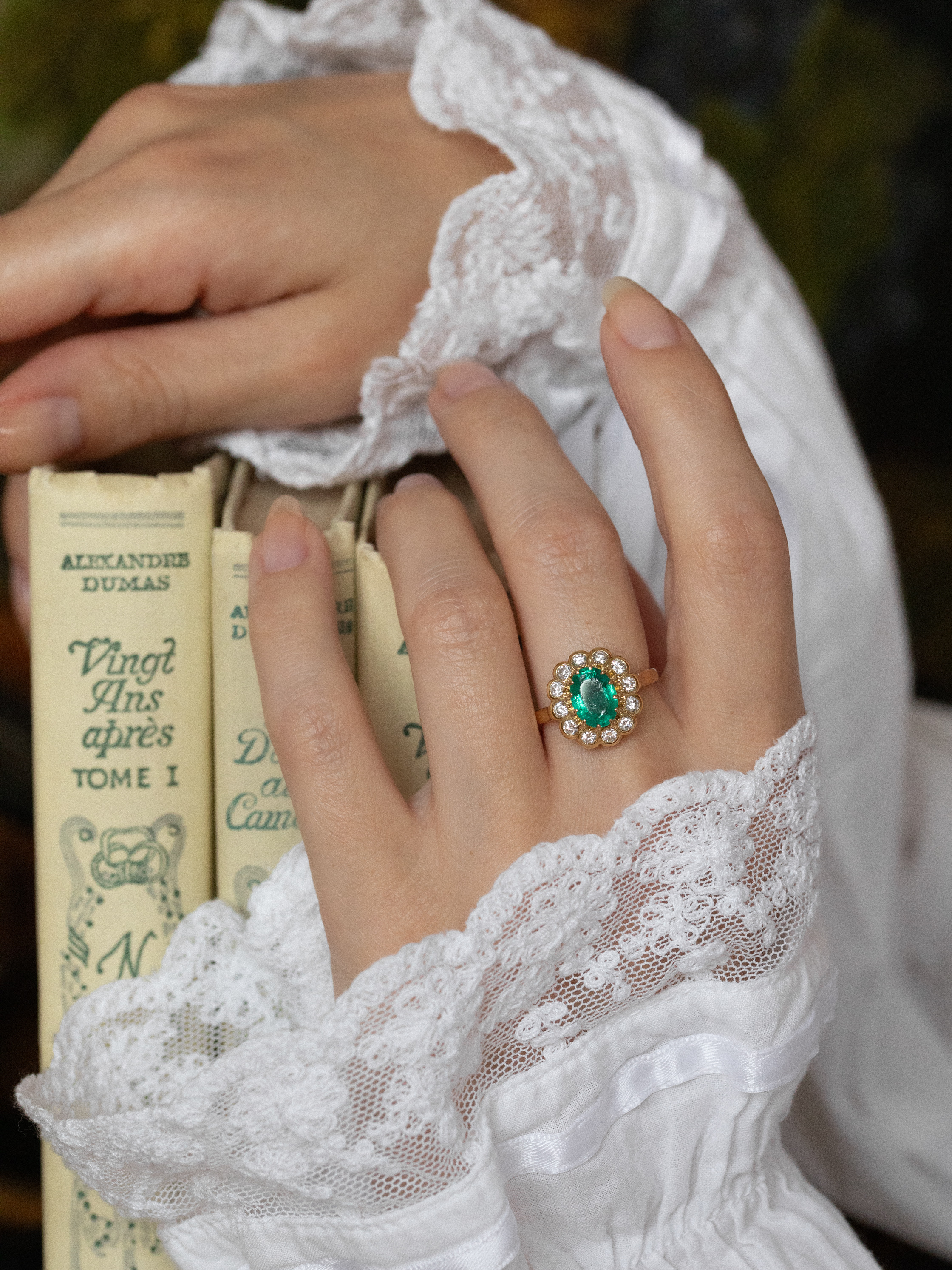 Merveilleuse bague Pompadour ancienne en or 18 carats, émeraude & diamants scintillants