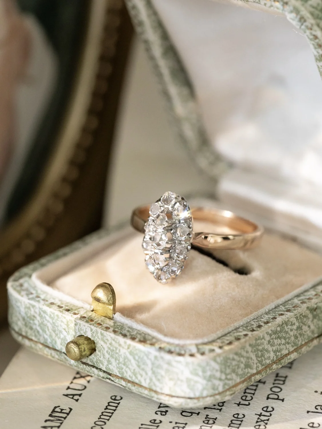 LA LÉONTINE, magnifique bague Marquise Belle Epoque (circa 1870) en or 18 carats, platine & constellation de diamants 💫