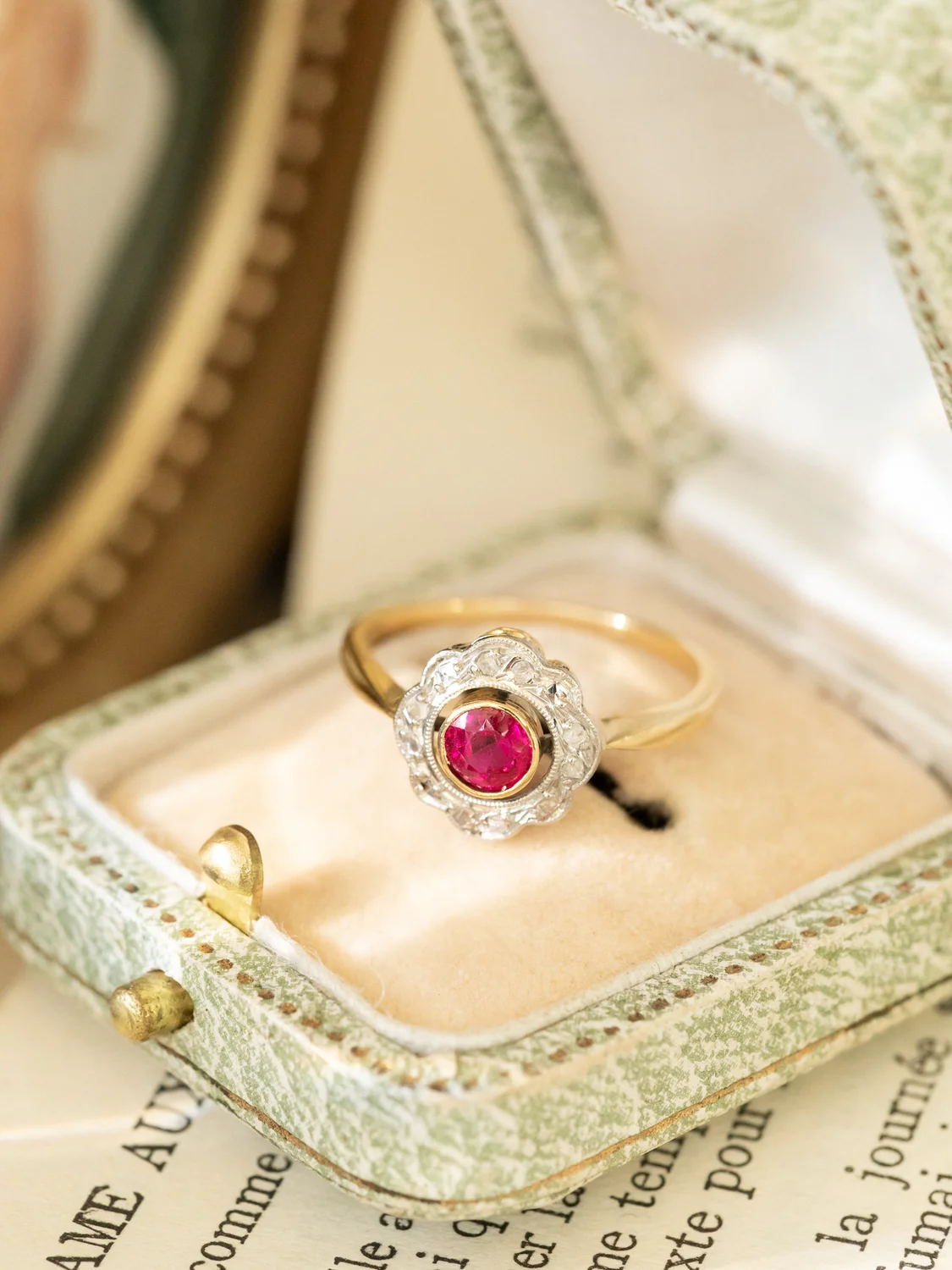 LA TILDA, adorable et délicate bague Marguerite ancienne Belle Epoque (circa 1910) en or 18 carats deux tons, rubis Verneuil & diamants
