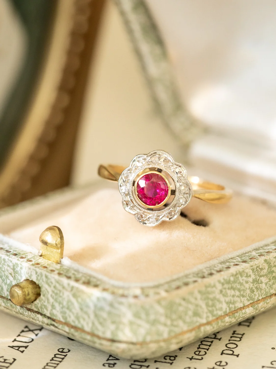 LA TILDA, adorable et délicate bague Marguerite ancienne Belle Epoque (circa 1910) en or 18 carats deux tons, rubis Verneuil & diamants