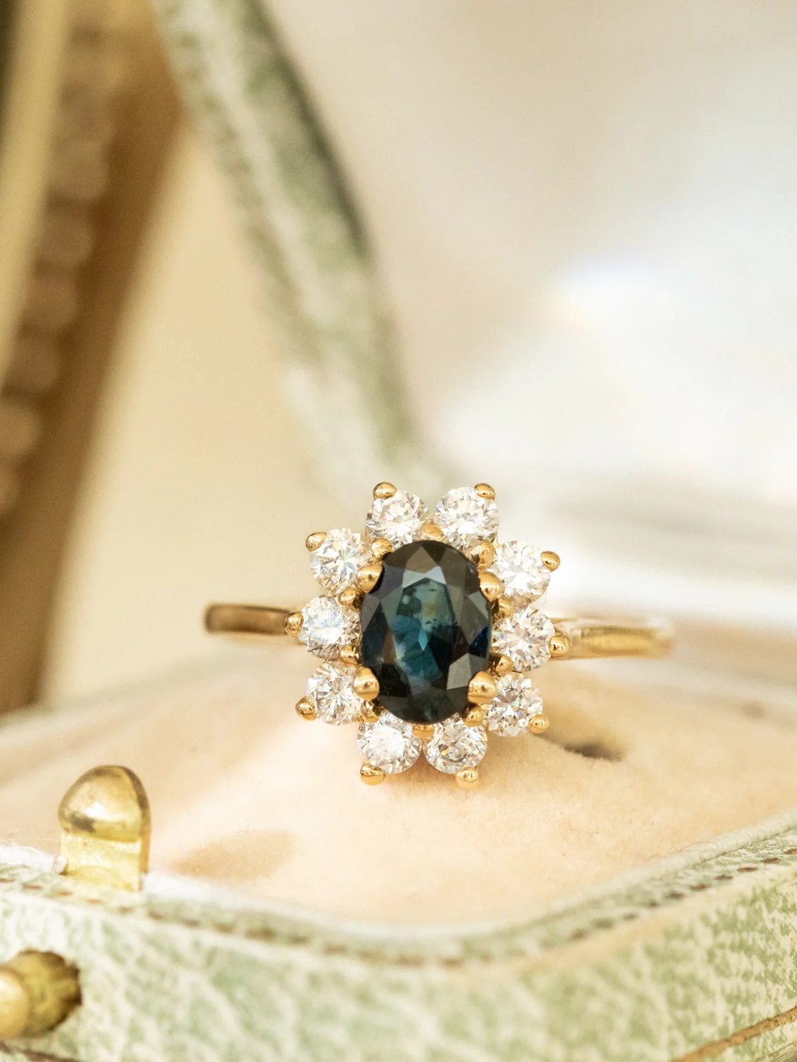 LA ARMELLE, magnifique bague Marguerite vintage (circa 1970) en or 18 carats, saphir & oxydes scintillants ✨