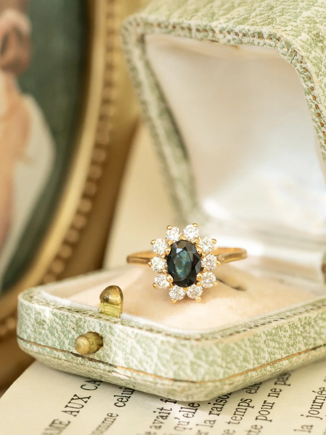 LA ARMELLE, magnifique bague Marguerite vintage (circa 1970) en or 18 carats, saphir & oxydes scintillants ✨