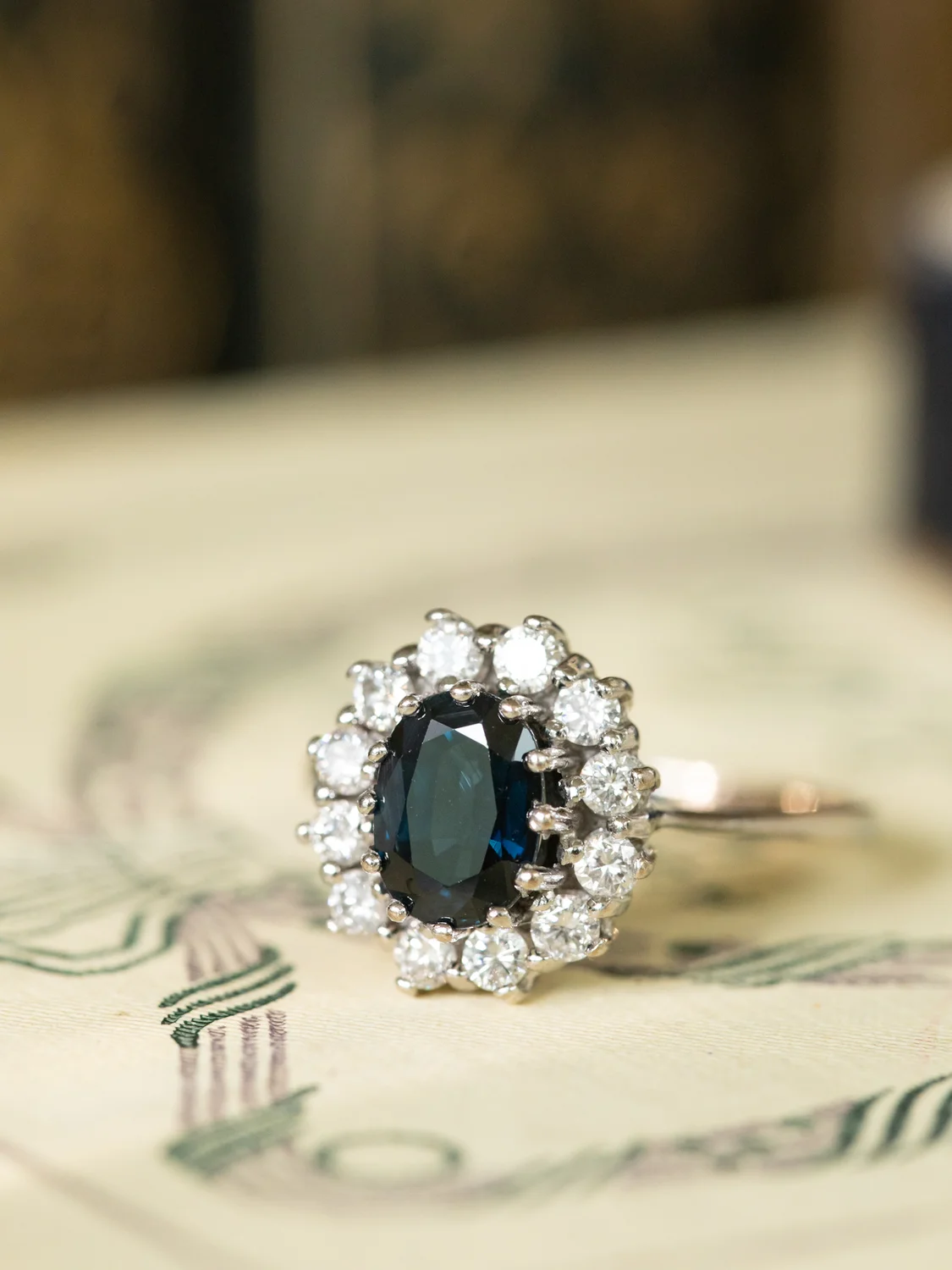 LA GABRIELLA, sublime et envoûtante bague Pompadour en or blanc 18 carats, saphir & diamants 💫 