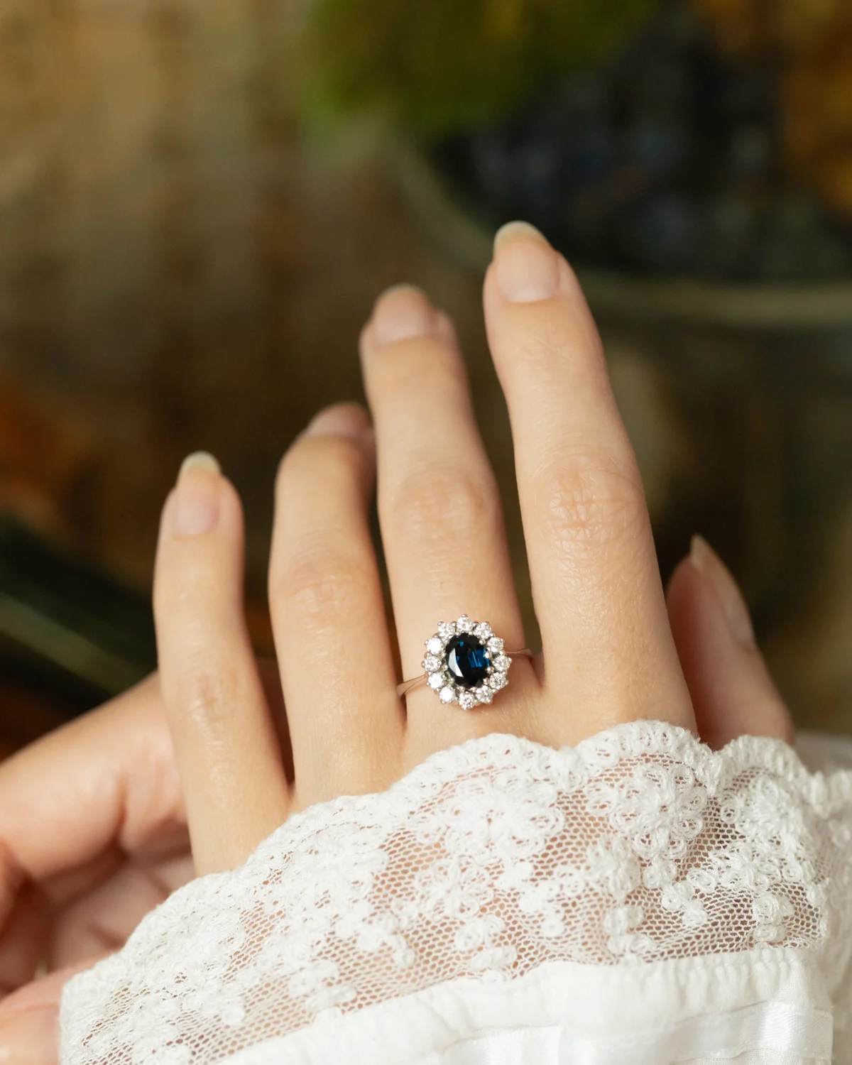 LA GABRIELLA, sublime et envoûtante bague Pompadour en or blanc 18 carats, saphir & diamants 💫 