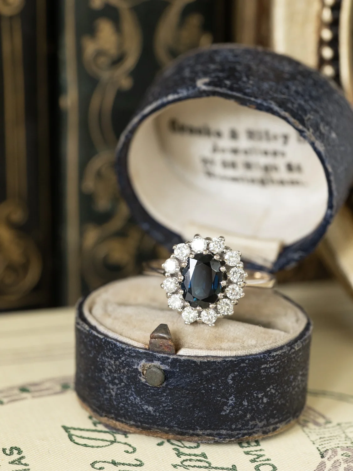 LA GABRIELLA, sublime et envoûtante bague Pompadour en or blanc 18 carats, saphir & diamants 💫 