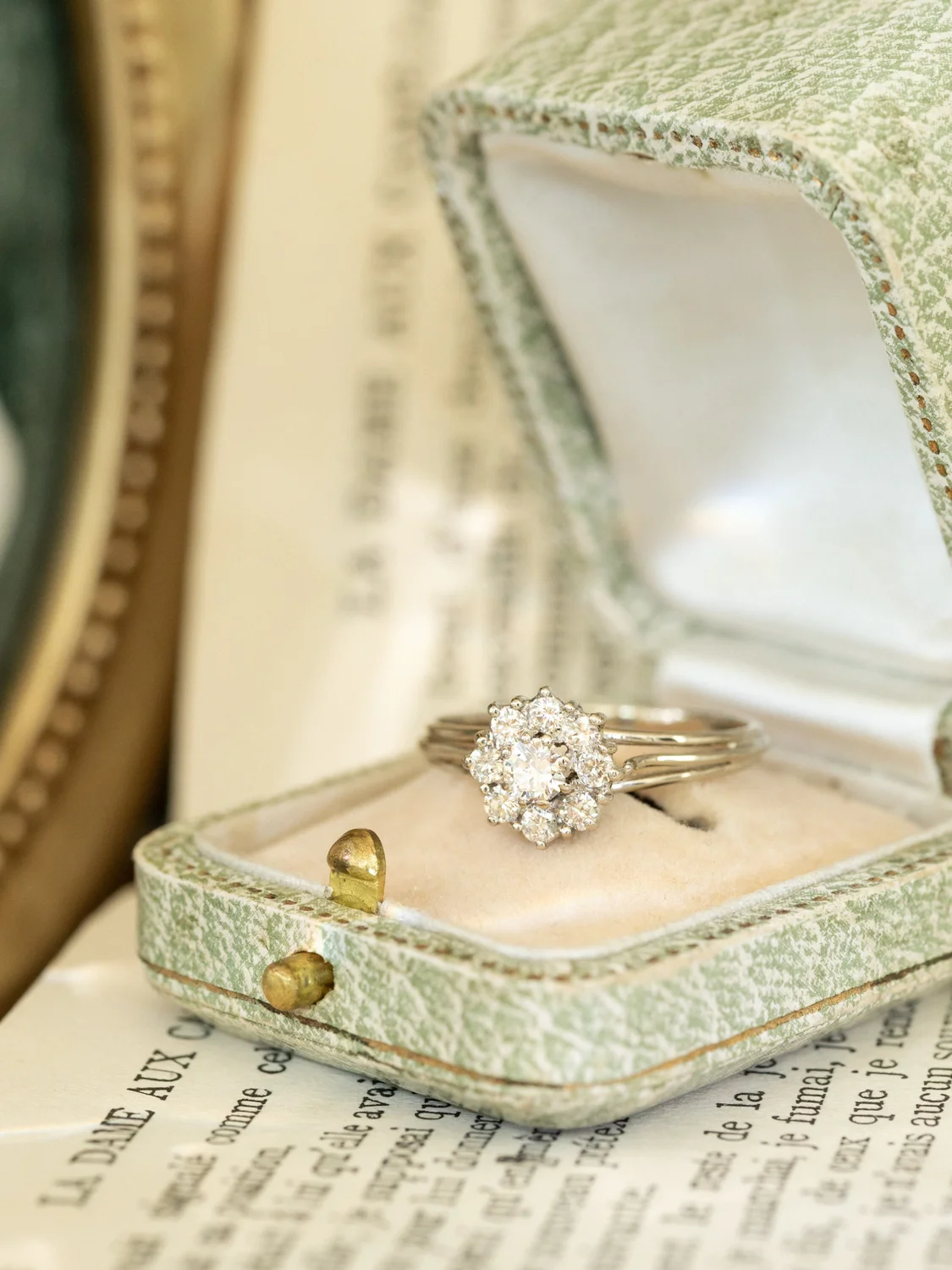 LA ILIA, sublime bague Marguerite (circa 1955) en or blanc 18 carats et diamants étincelants