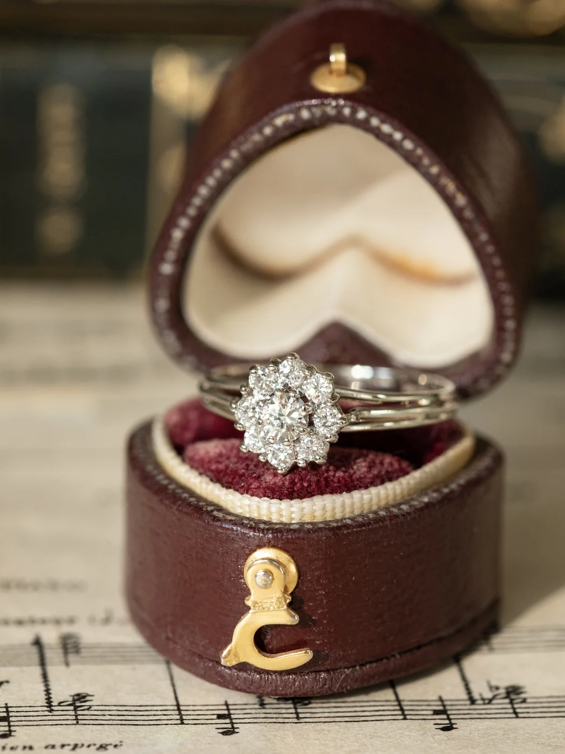 LA ILIA, sublime bague Marguerite (circa 1955) en or blanc 18 carats et diamants étincelants