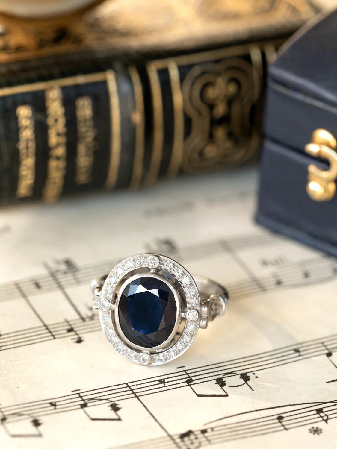 LA ASTÉRIA, splendide et mystérieuse bague halo de style Art Déco (vers 1935-1945) en or blanc 18 carats, saphir 2,95 ct et diamants scintillants 💫