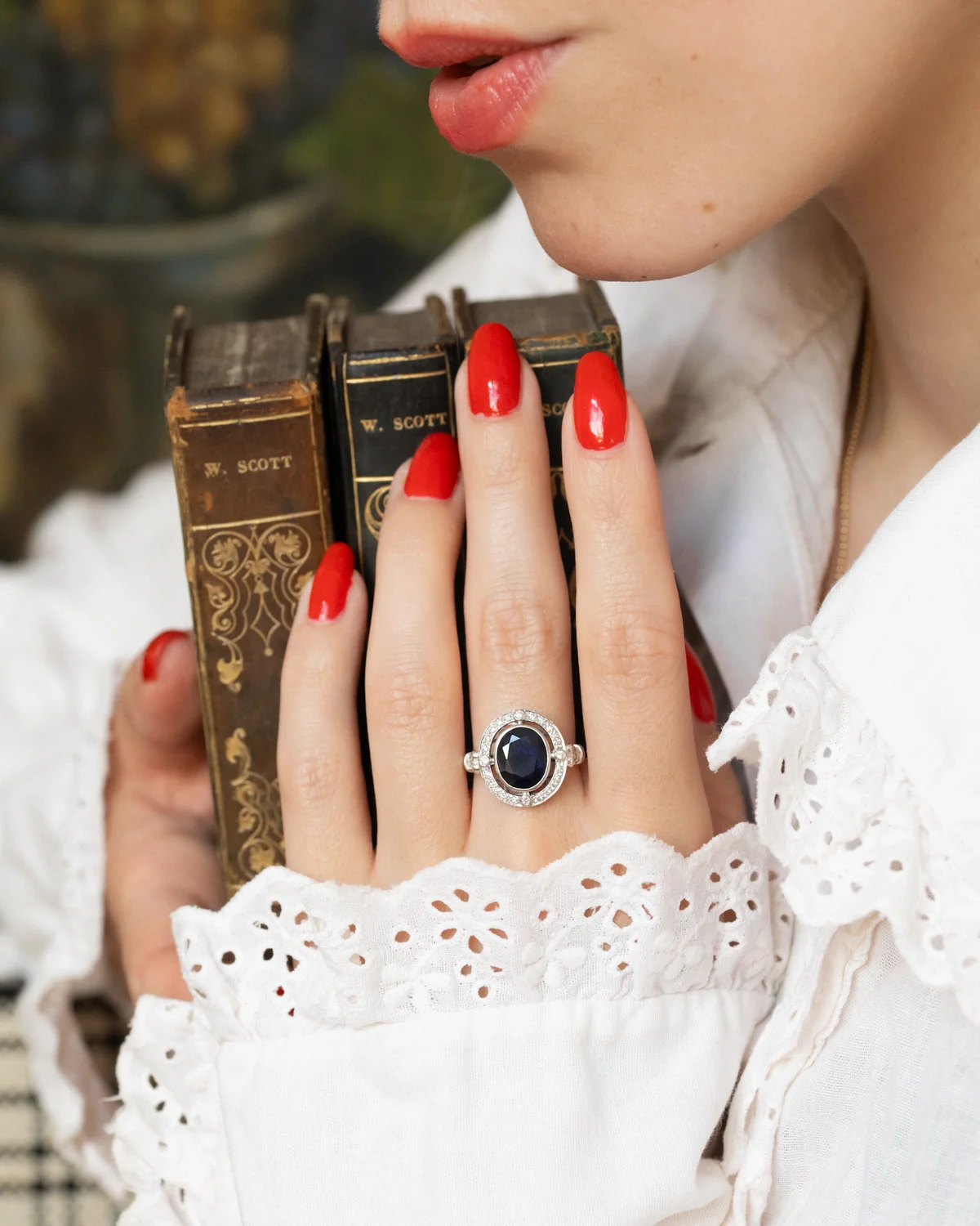 LA ASTÉRIA, splendide et mystérieuse bague halo de style Art Déco (vers 1935-1945) en or blanc 18 carats, saphir 2,95 ct et diamants scintillants 💫