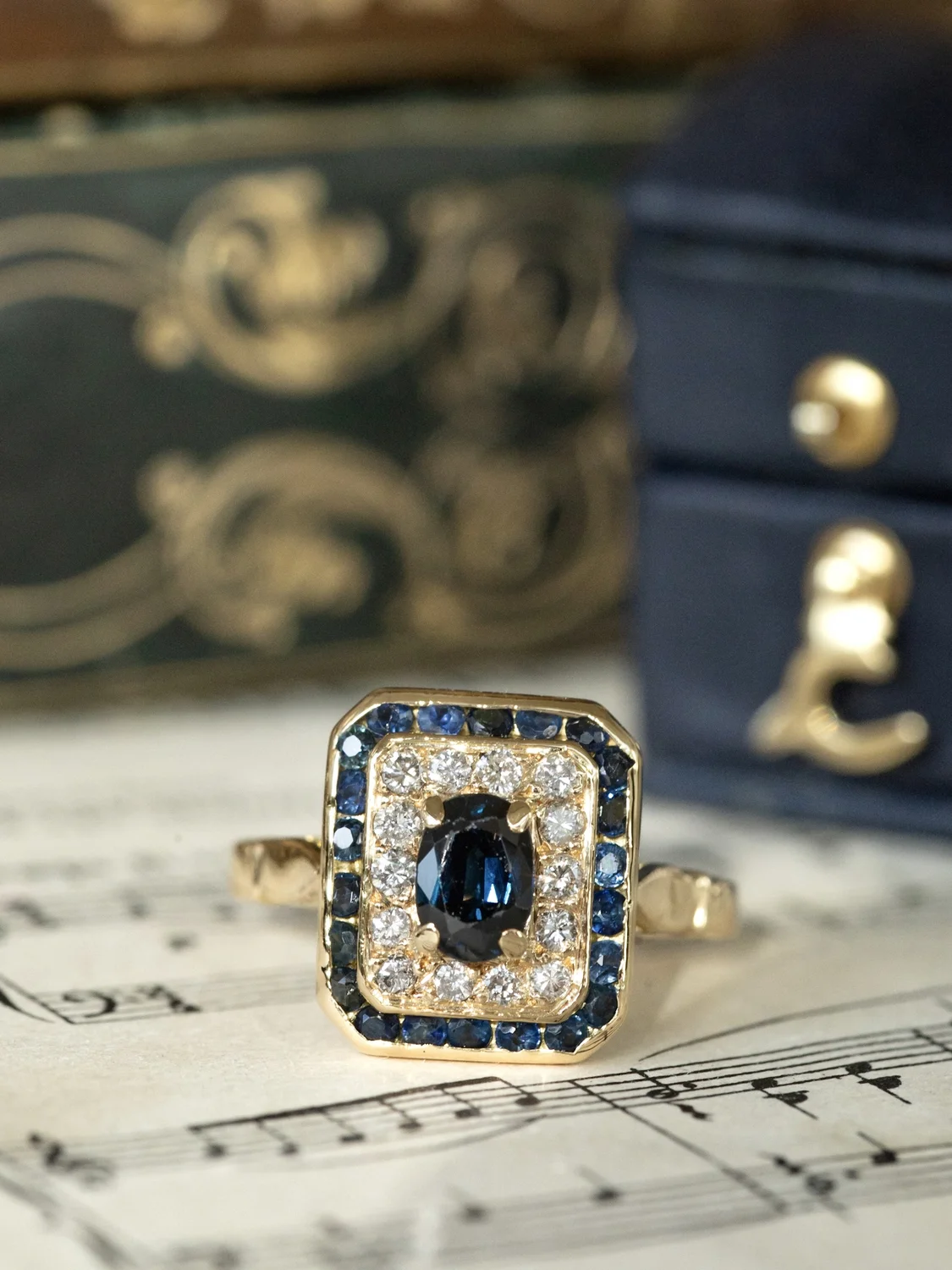 LA CÉCILE, sublime bague octogonale vintage de style Art Déco en or 18 carats, saphirs & diamants ✨