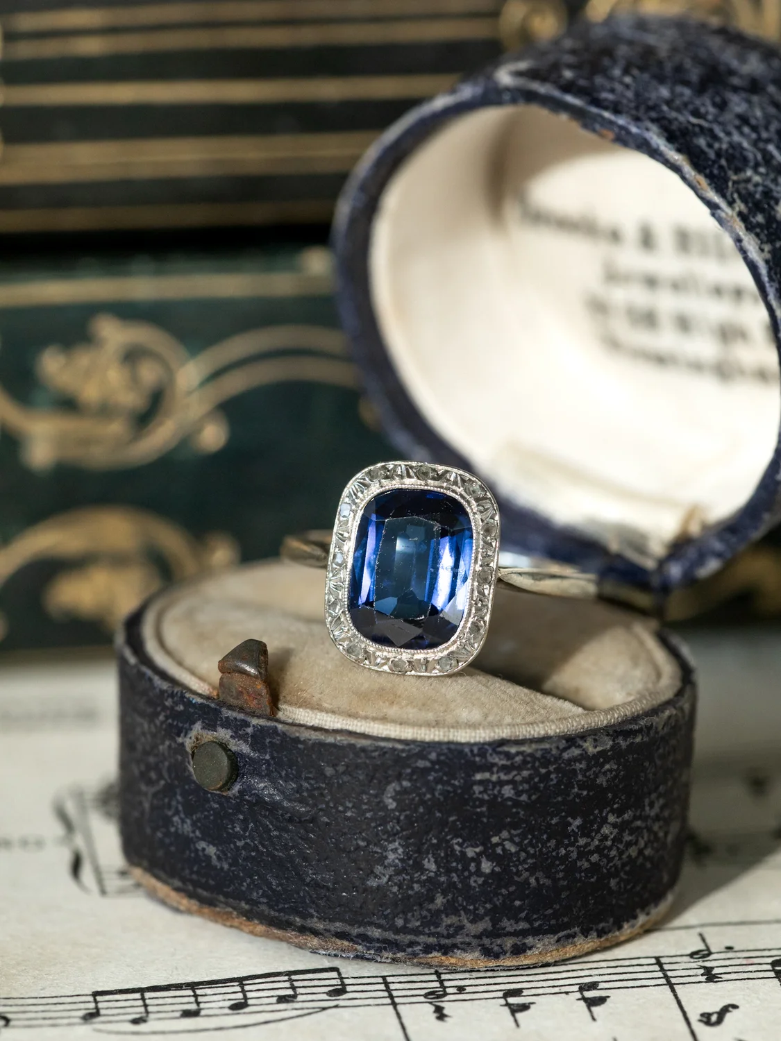 LA BESSIE, adorable bague Art Déco (circa 1920) en platine & or gris 14 carats, saphir Verneuil taille coussin et petits diamants