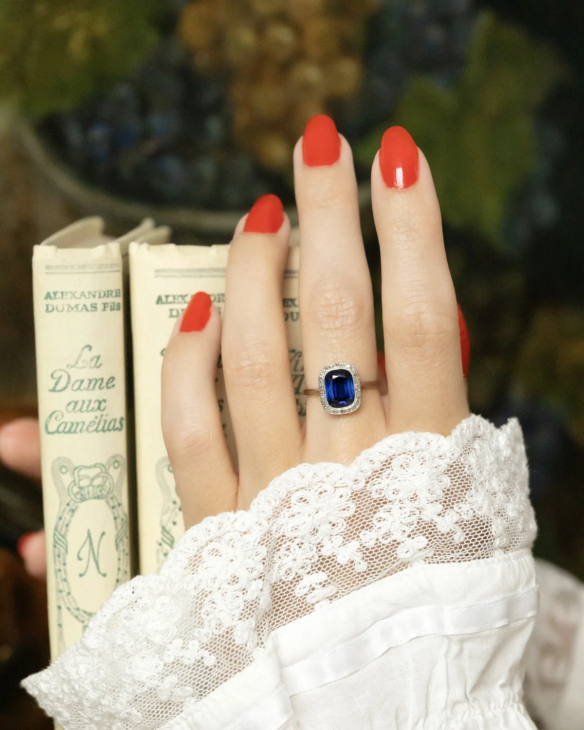 LA BESSIE, adorable bague Art Déco (circa 1920) en platine & or gris 14 carats, saphir Verneuil taille coussin et petits diamants