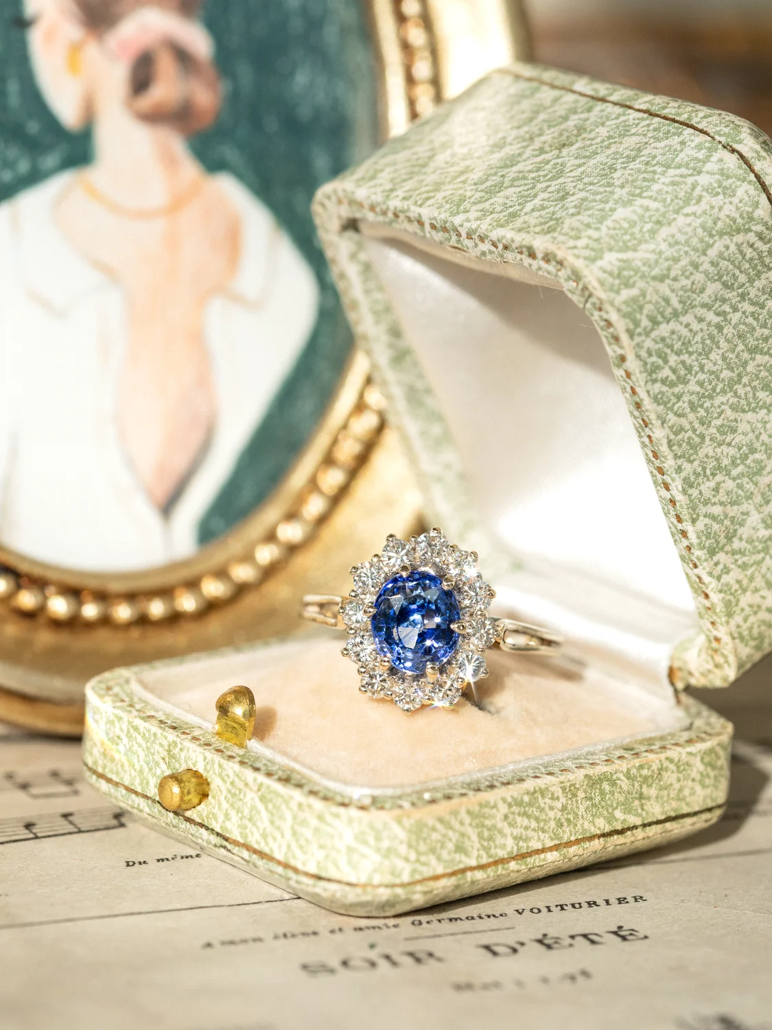 LA BIANCA, merveilleuse bague Pompadour vintage (circa 1970) en or 18 carats, saphir bleu ciel 1,50 ct & entourage diamants étincelants ✨