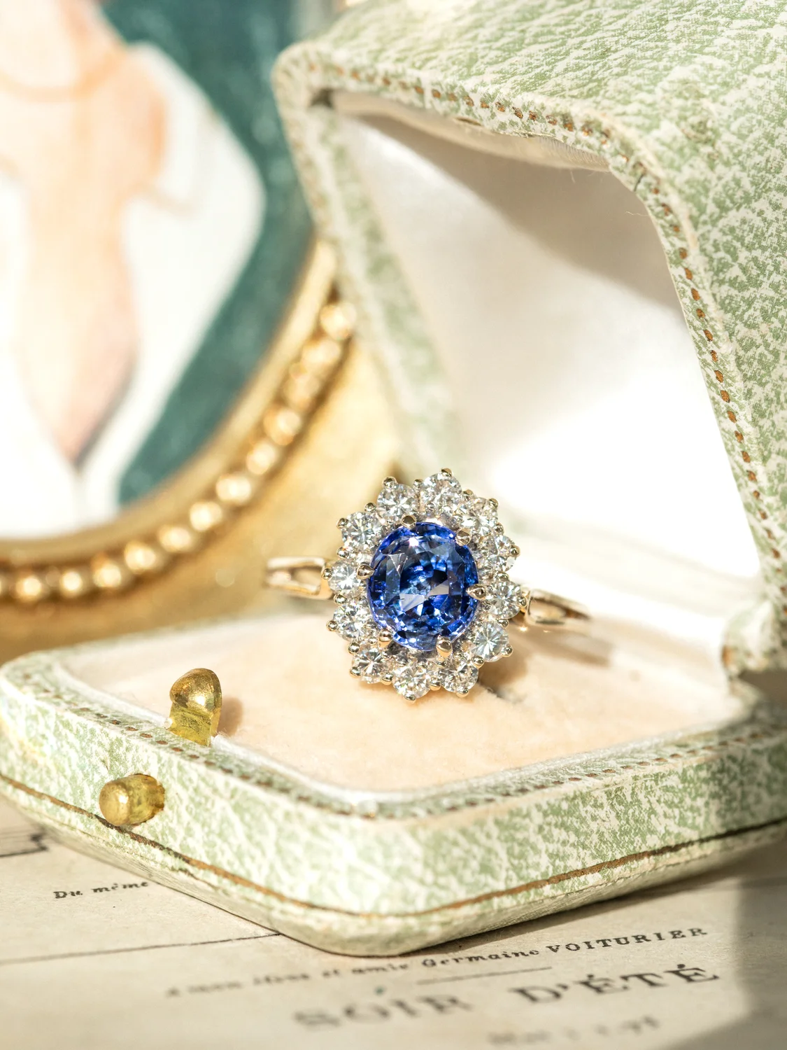LA BIANCA, merveilleuse bague Pompadour vintage (circa 1970) en or 18 carats, saphir bleu ciel 1,50 ct & entourage diamants étincelants ✨