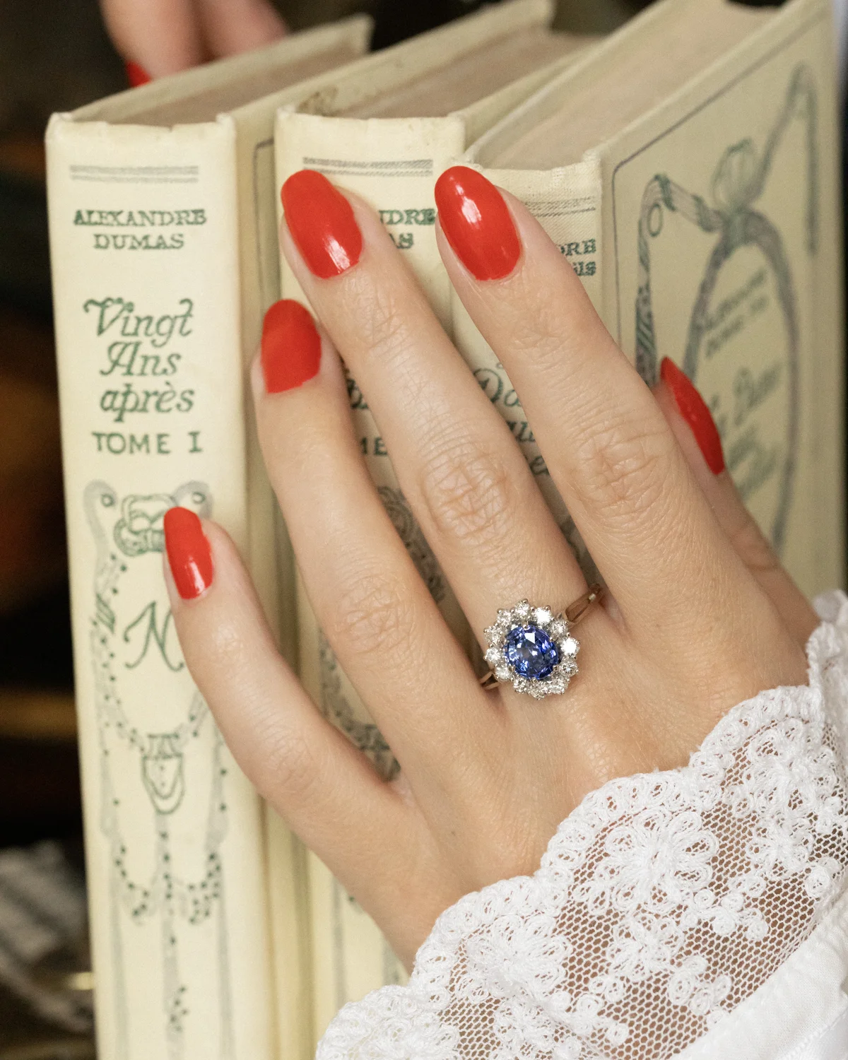 LA BIANCA, merveilleuse bague Pompadour vintage (circa 1970) en or 18 carats, saphir bleu ciel 1,50 ct & entourage diamants étincelants ✨