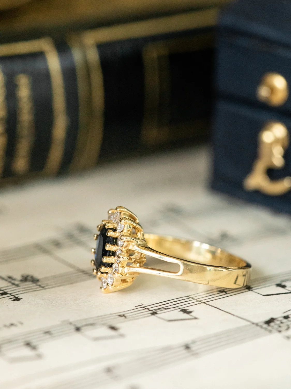 LA CHARLÈNE, bague Marguerite vintage en or 18 carats, saphir et diamants scintillants ✨