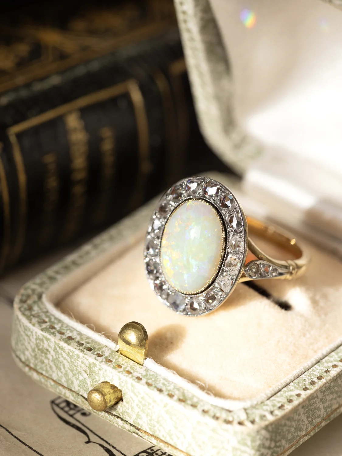 LA MISIA, merveilleuse bague ancienne Belle Époque (circa 1905) en or 18 carats & platine, opale en serti clos et diamants scintillants ✨