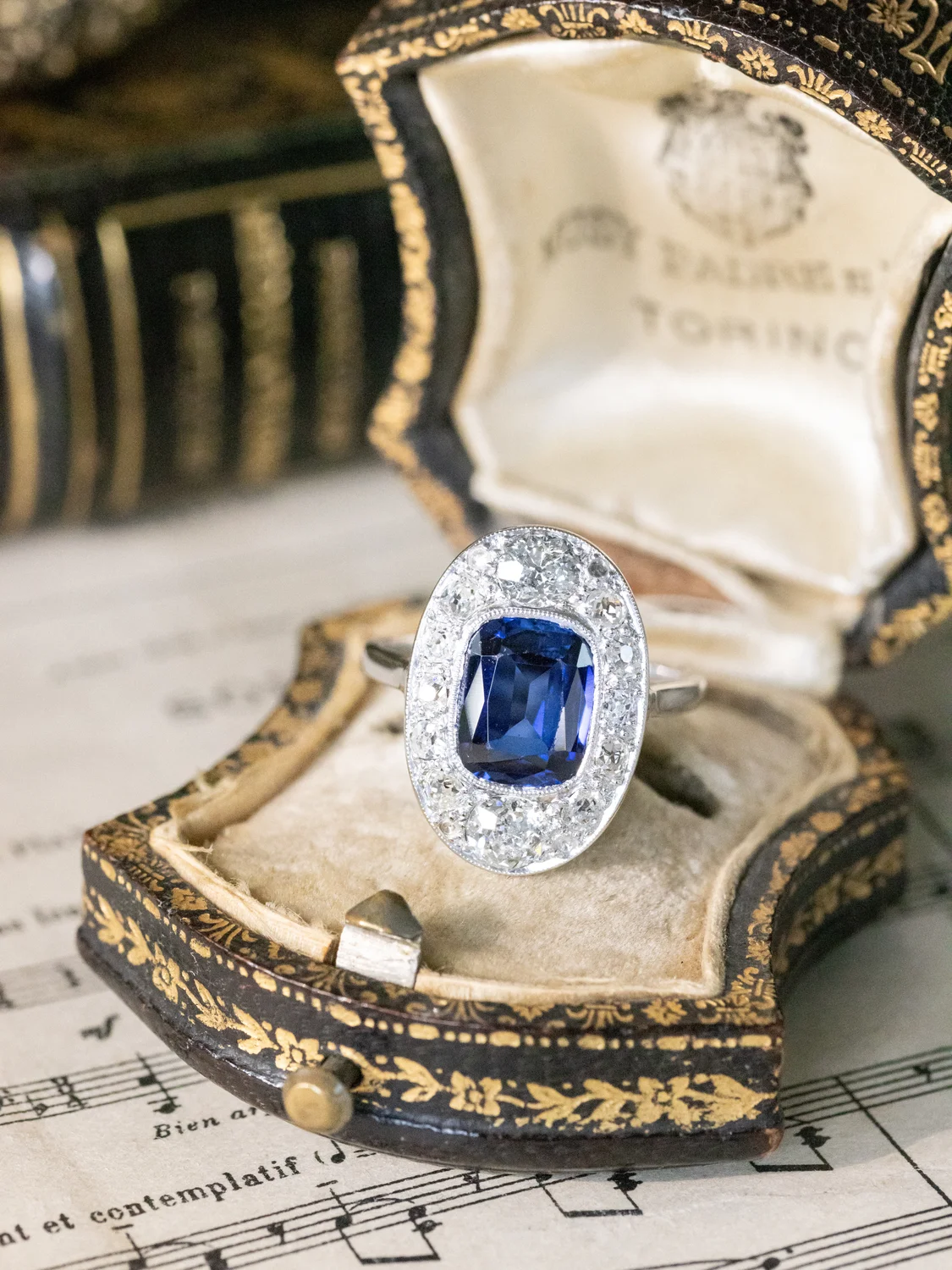 LA ELIZA, sublime et envoûtante bague ancienne Art Déco (circa 1920) en or 18 carats, platine, saphir taille coussin et diamants taille ancienne scintillants ✨