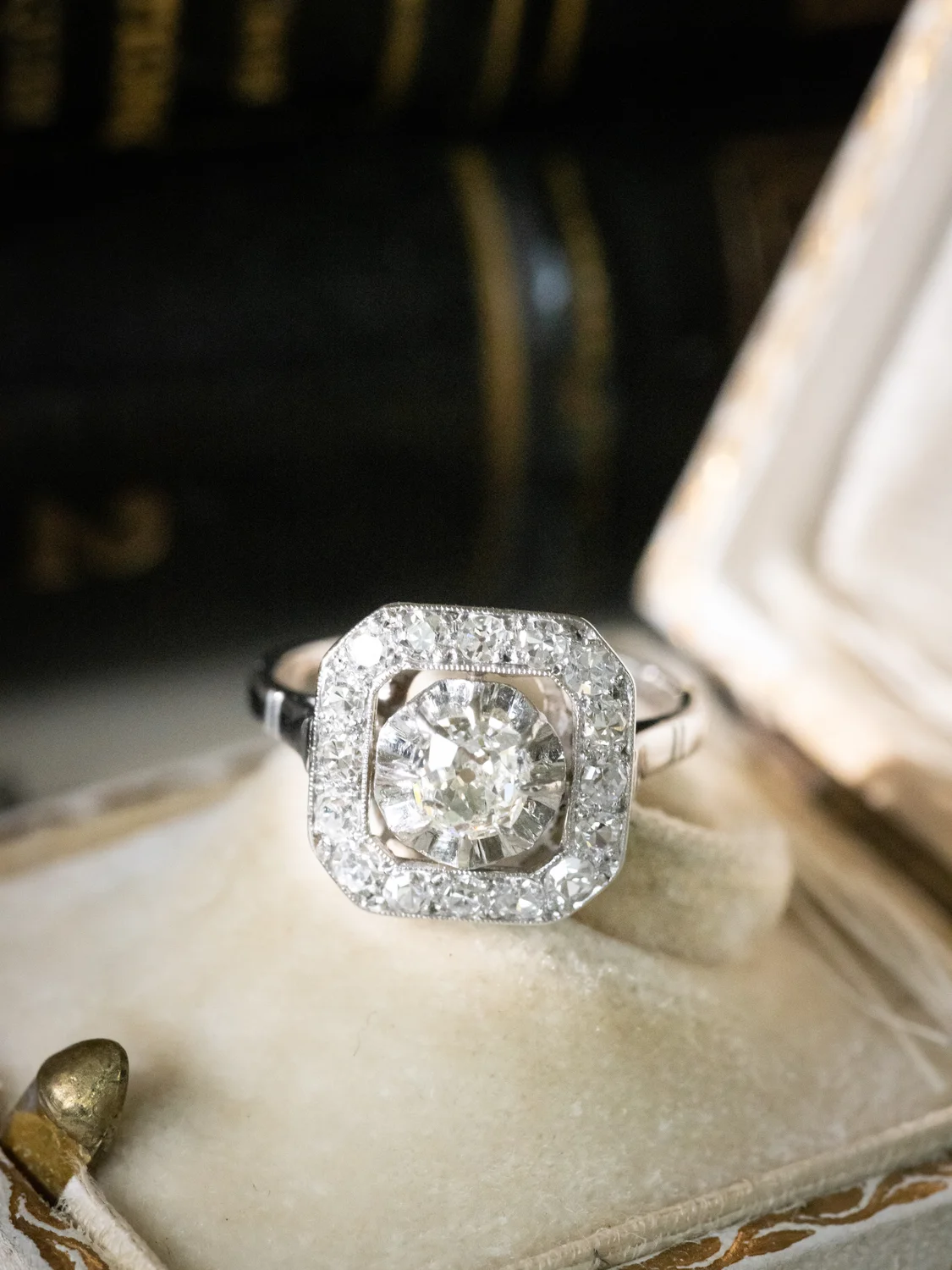 LA BILLIE, magnifique bague Art Déco (circa 1930) en or blanc 18 carats, platine & diamants ✨