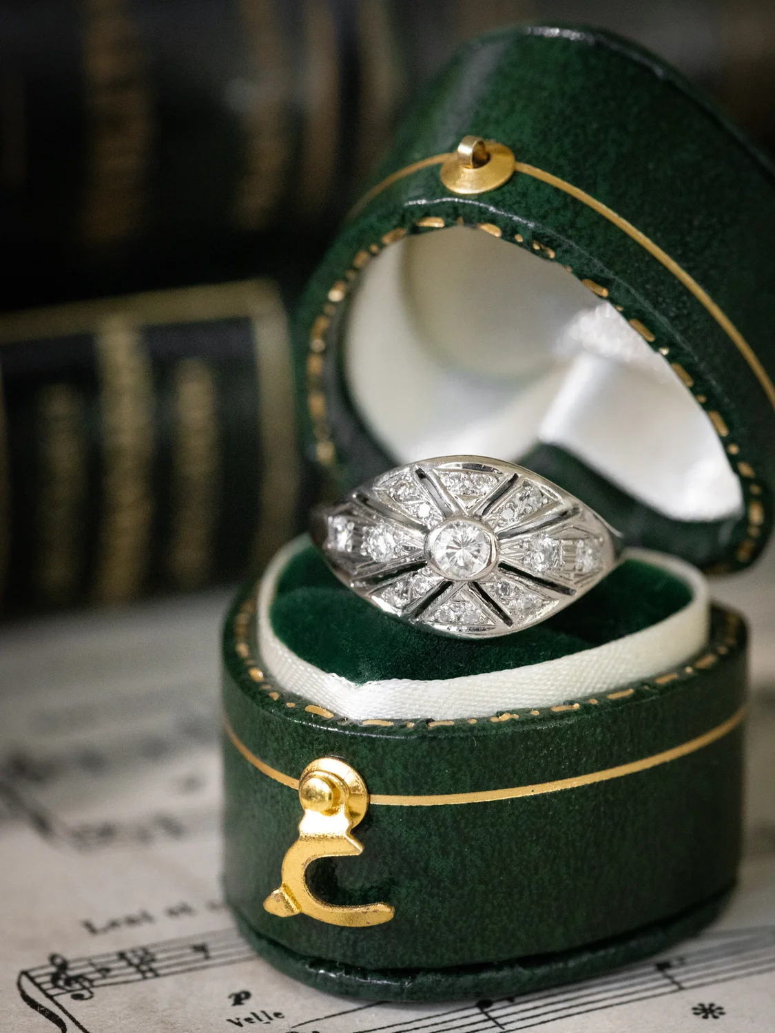 LA WILMA, magnifique bague dôme / bandeau vintage de style Art Déco en or blanc 18 carats & diamants ✨