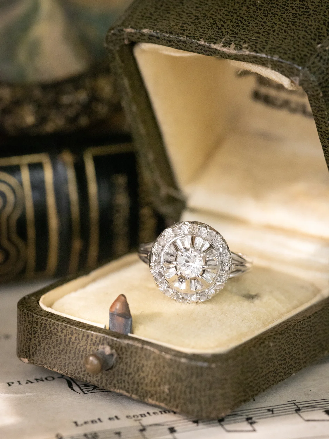 LA EMÉLIE, ravissante et lumineuse bague halo d’époque Art Déco (circa 1920) en or 18 carats, platine & diamants scintillants ✨