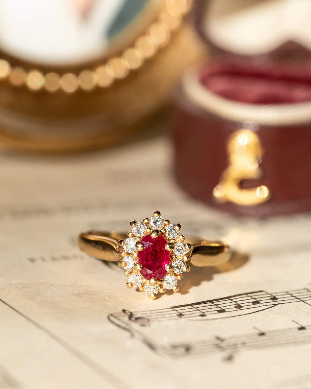 LA MILA, délicieuse bague Marguerite vintage (circa 1975) en or 18 carats, rubis & diamants