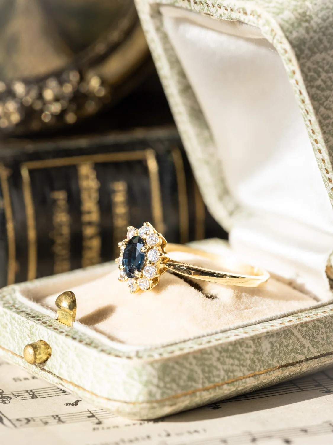 LA ANCELINE, superbe et élégante bague Marguerite vintage en or jaune 18 carats, saphir & pierres blanches scintillantes ✨