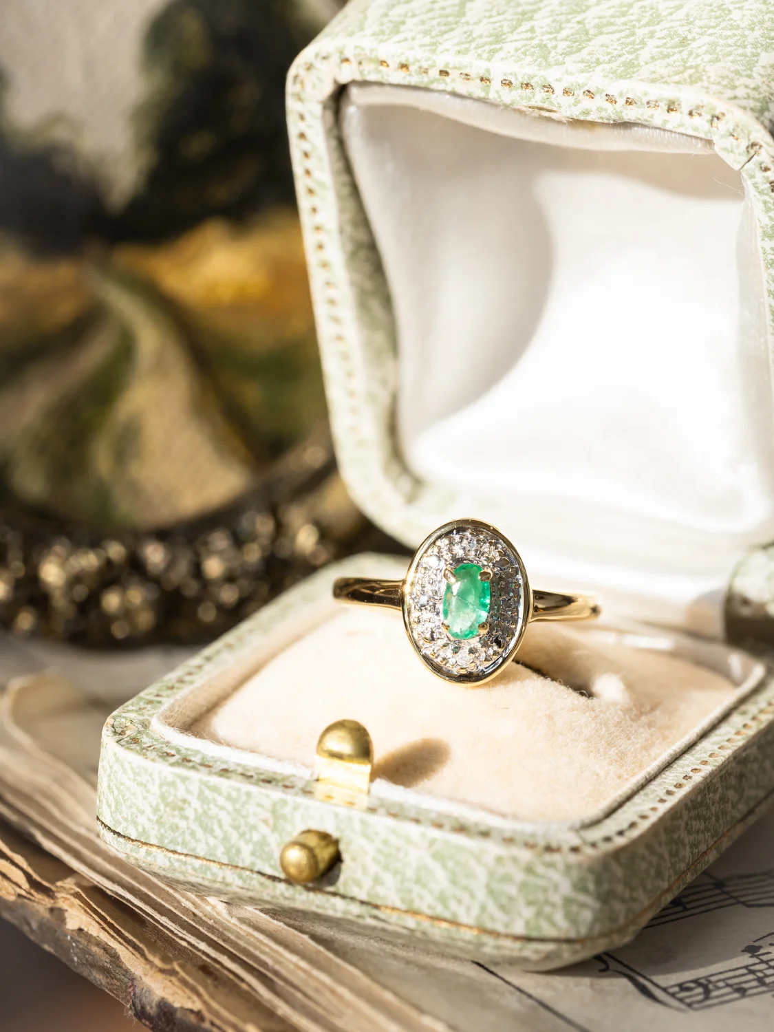LA PIERRETTE, ravissante et lumineuse petite bague vintage en or 18 carats deux tons, émeraude et petits diamants ✨
