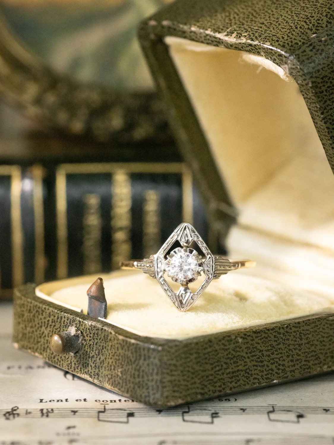 LA HILDA, sublime et lumineuse bague ancienne Art Déco (circa 1930) en or 18 carats deux tons & pierre blanche étincelante ✨