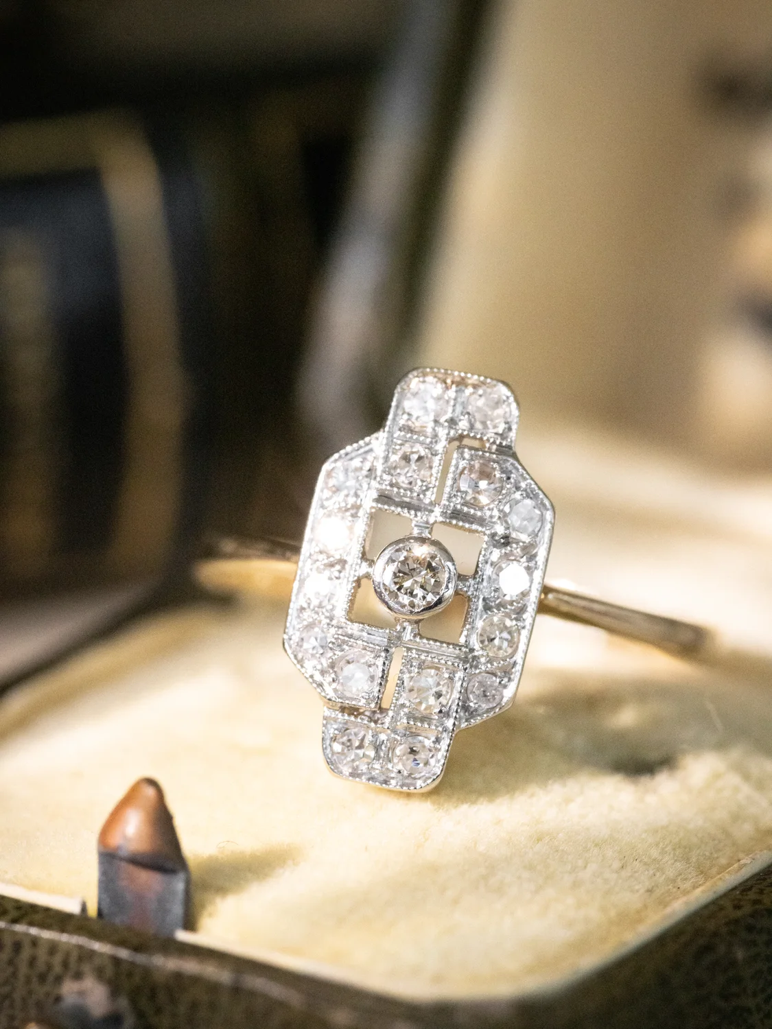 LA ALPHONSINE, sublime et lumineuse bague Art Déco (circa 1935) en or 18 carats deux tons pavée de diamants étincelants ✨