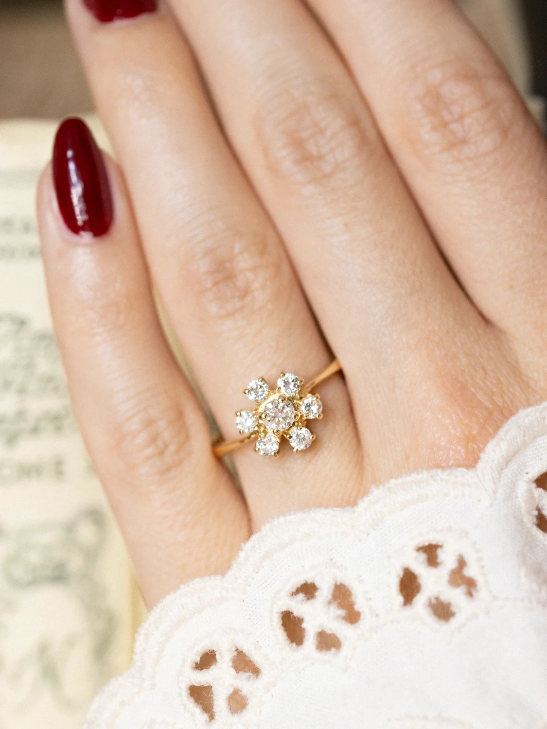 LA LORETTA, magnifique bague Marguerite vintage en or jaune 18 carats et sept diamants étincelants ✨