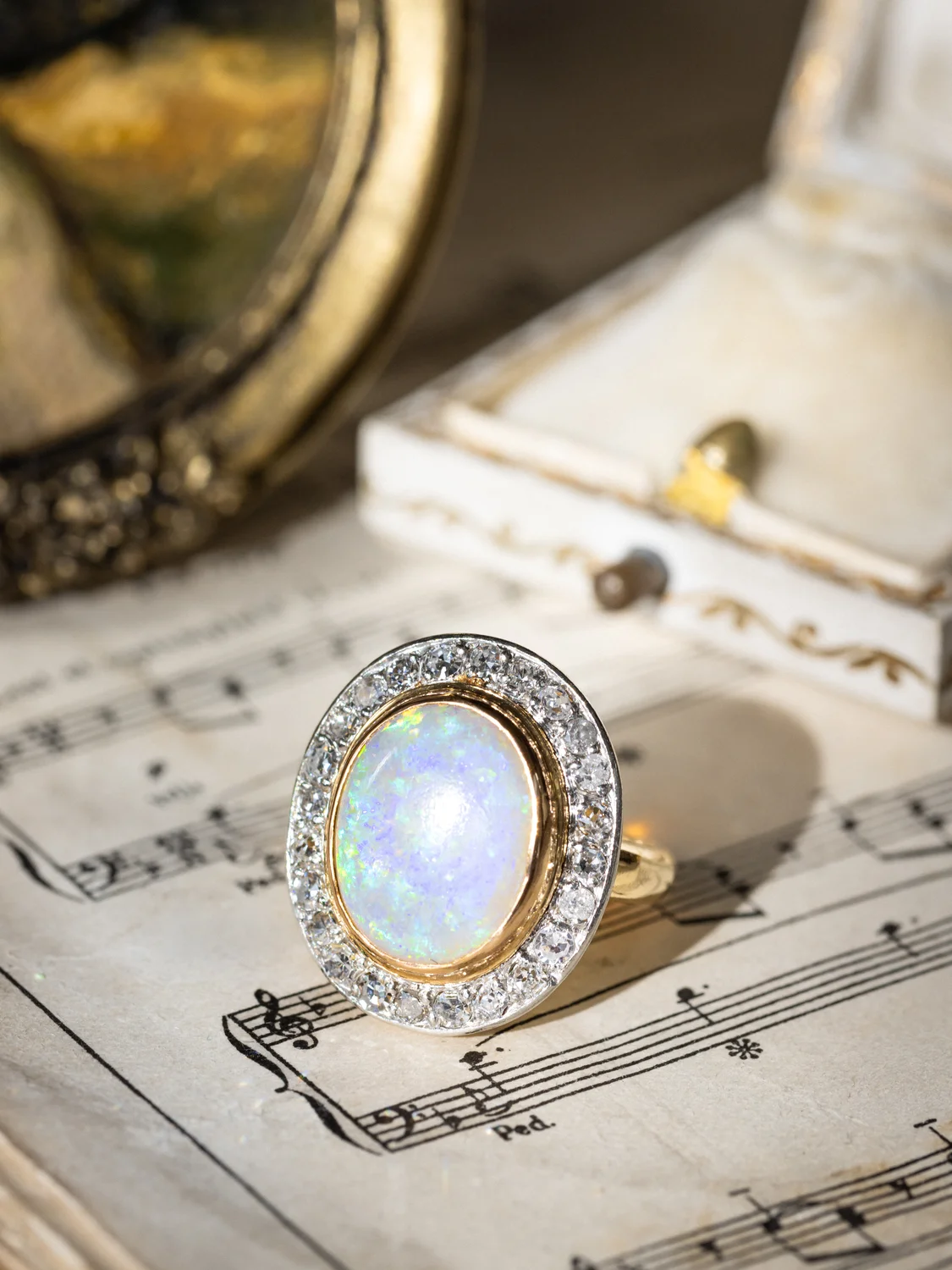 LA DELILAH, splendide bague ancienne en or 18 carats deux tons, opale 2,1 ct en serti clos & halo de diamants scintillants ✨