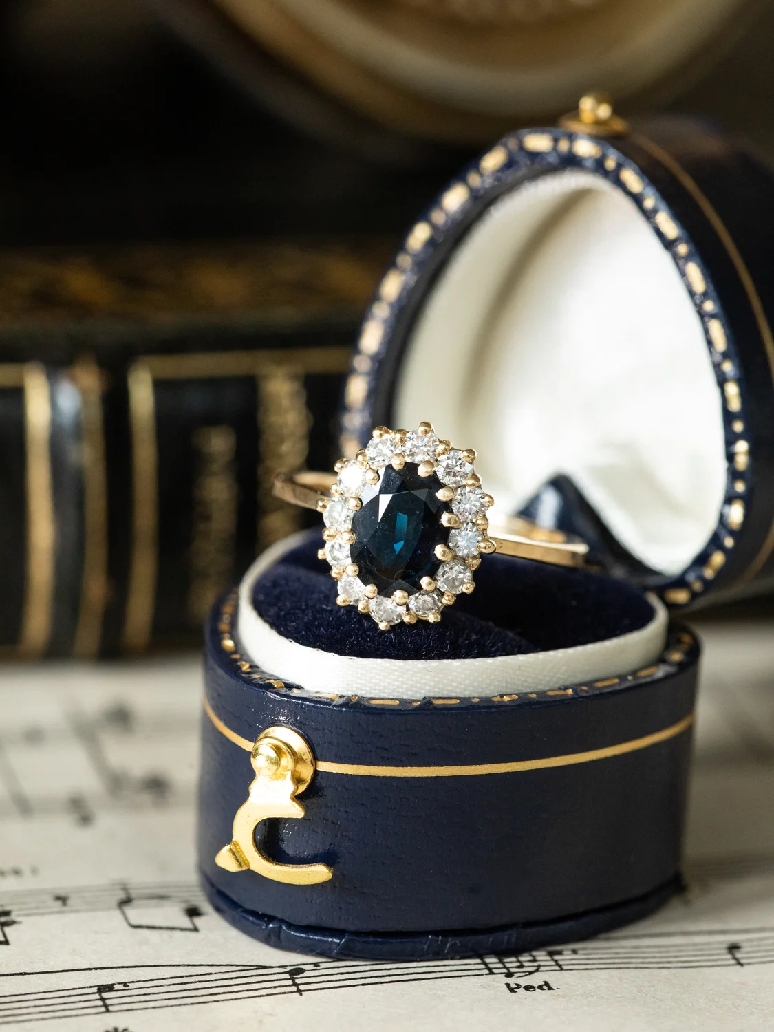 LA ALINE, magnifique bague Pompadour vintage en or 18 carats, saphir & diamants scintillants