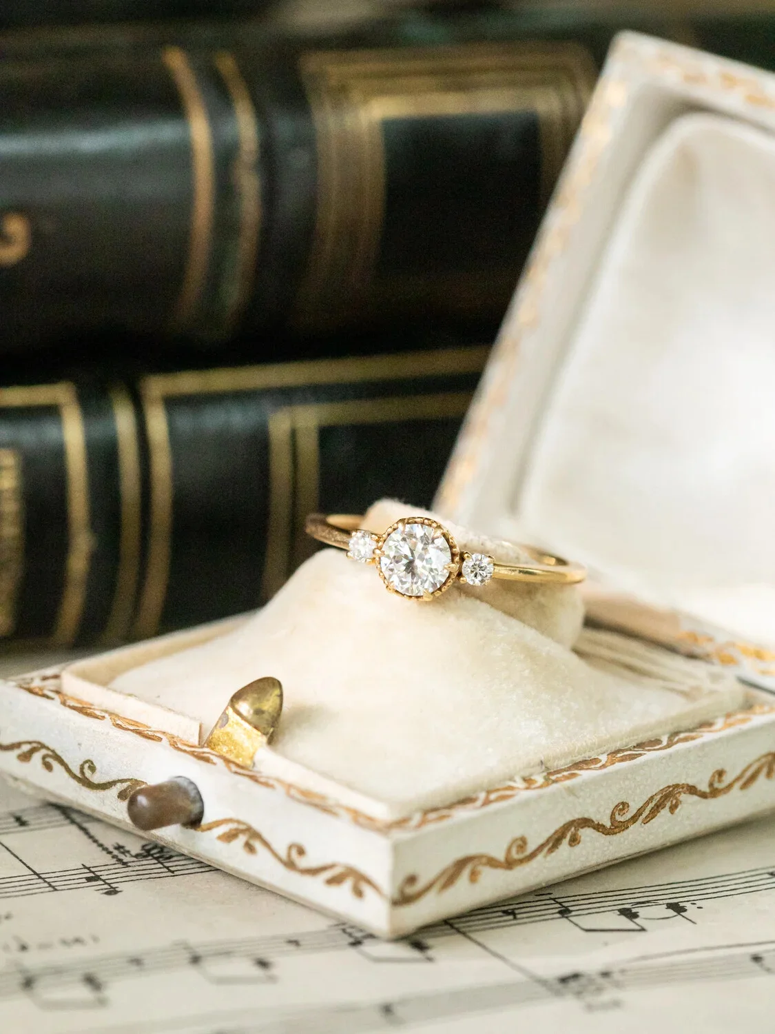 LA LISON, adorable et délicate bague en or 18 carats & Solitaire épaulé de diamants étincelants ✨