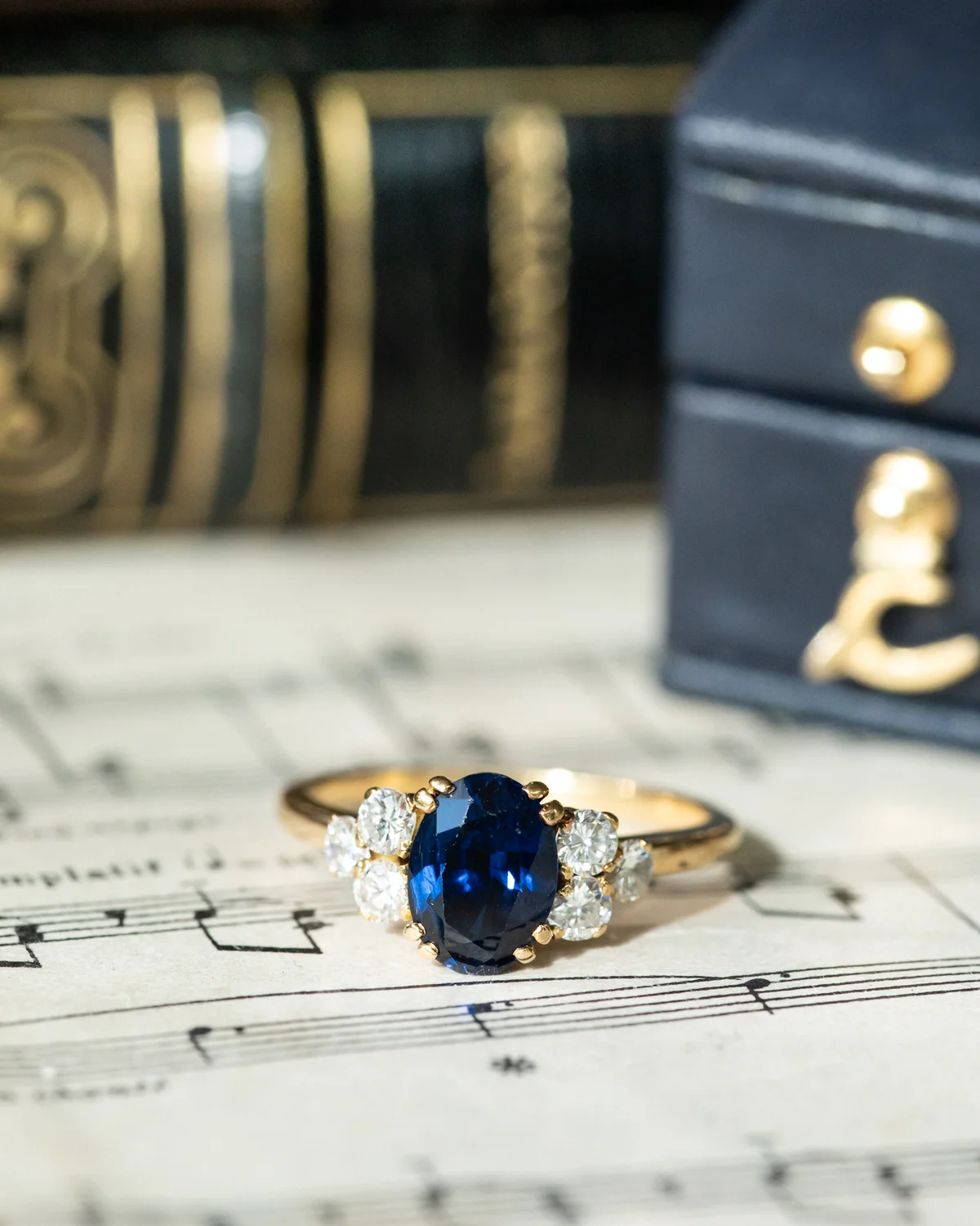 LA LIVIA, sublime bague vintage en or 18 carats, Solitaire saphir 1,2 ct & diamants scintillants ✨