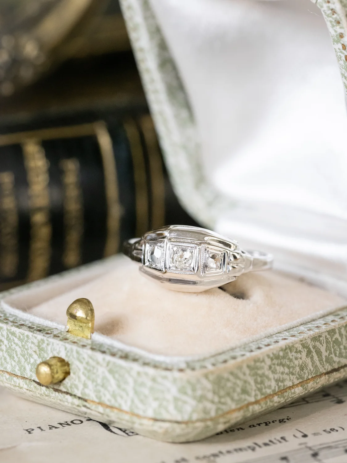 LA NELLIE, magnifique bague jarretière Art Déco (circa 1940) en or blanc 18 carats, centrée d’un diamant taille ancienne ✨
