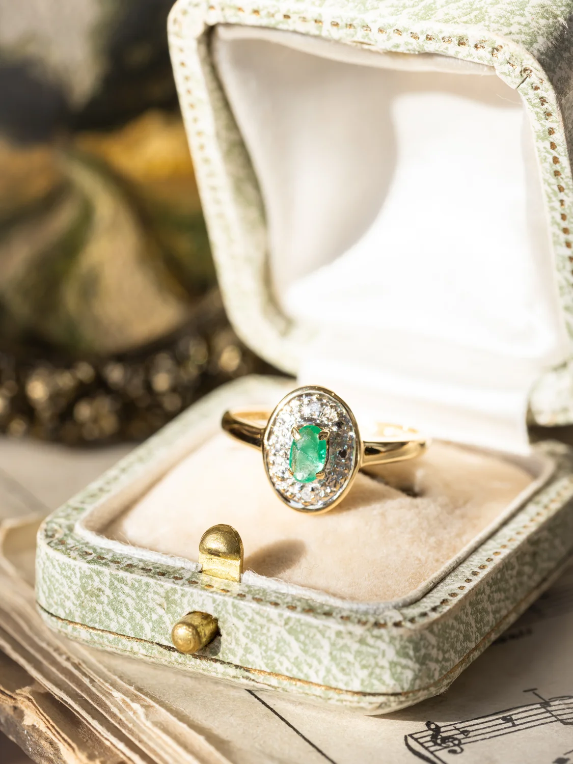 LA PIERRETTE, ravissante et lumineuse petite bague vintage en or 18 carats deux tons, émeraude et petits diamants ✨